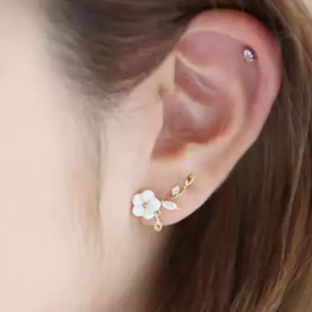 🌟 Sterling Silver 925 Flower Delicate Stud Earrings - Picture 4 of 4